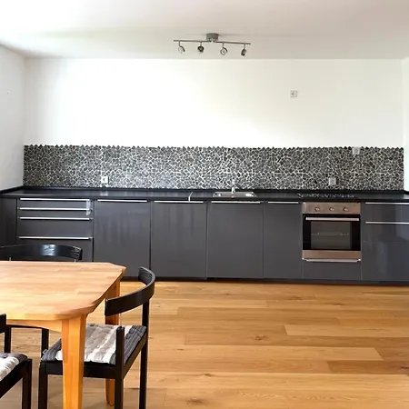 Charmante 2-zimmer Mit Balkon & Stellplatz
